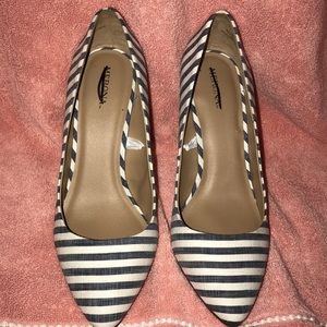 Merona blue/white pattern line heels